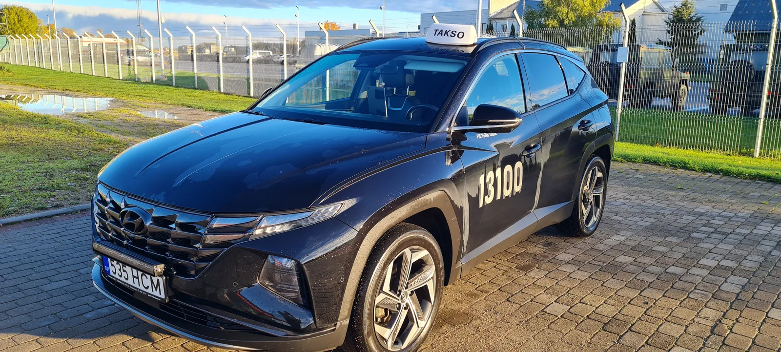 Tuuliku Takso auto: must Hyundai Tucson TAKSO laternaga ja numbriga 13100 küljel