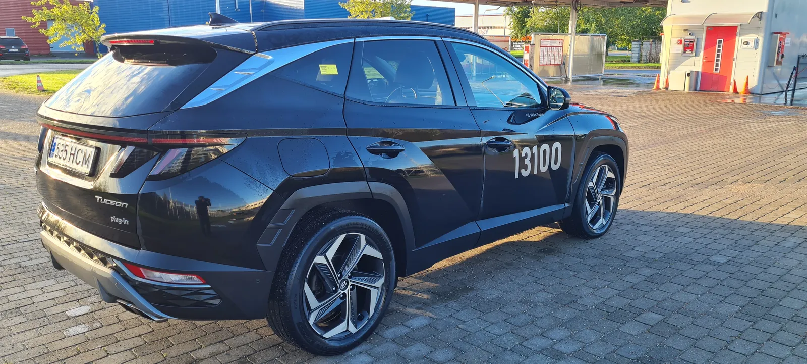 Tuuliku Takso auto tagantpoolt koos numbriga 13100